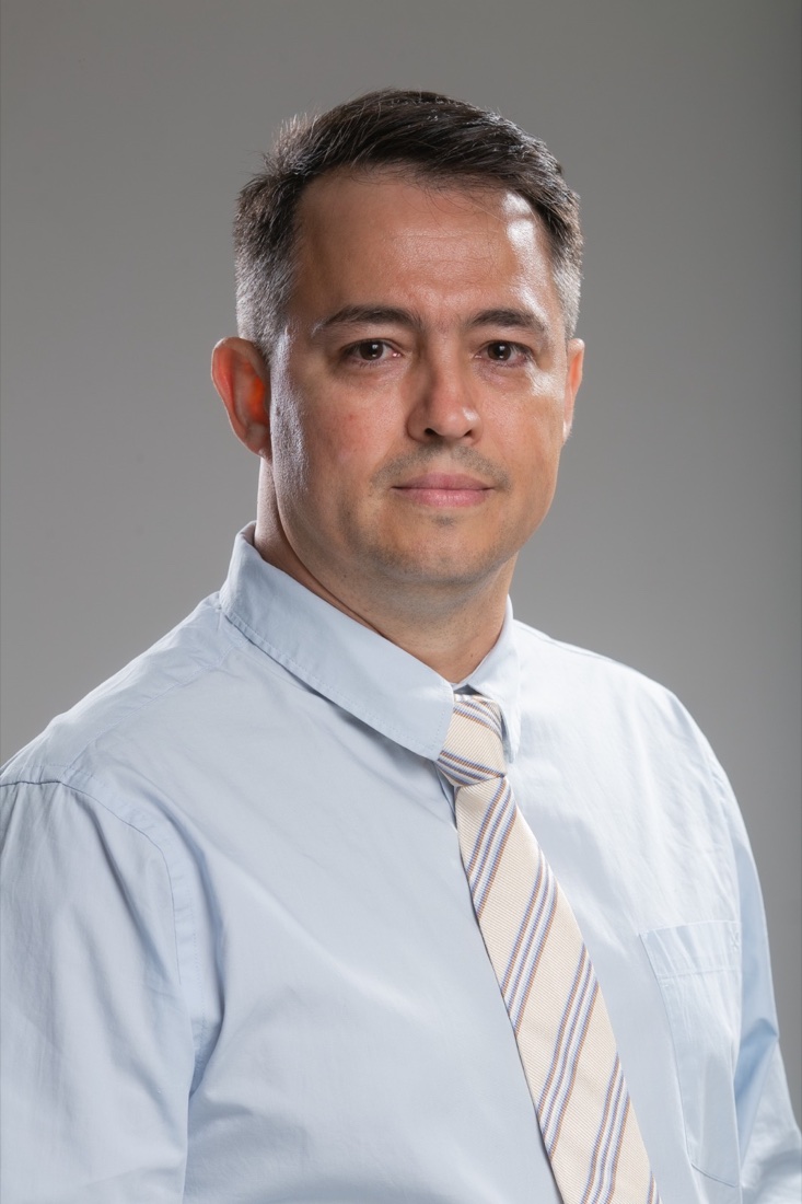 Dr. Pedro Henrique Tomazini Gomes no escritório